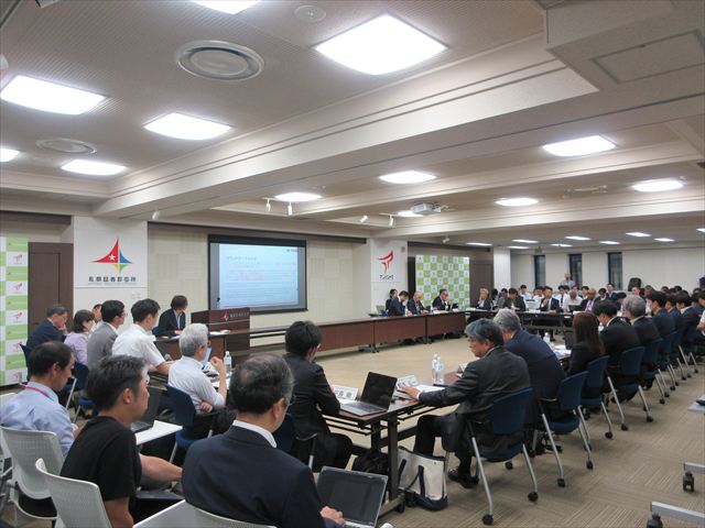 ラウンドテーブル写真