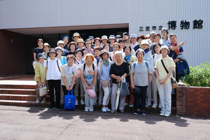 三笠市立博物館で集合写真