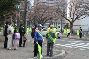 写真：山鼻小学校前交通安全街頭啓発3