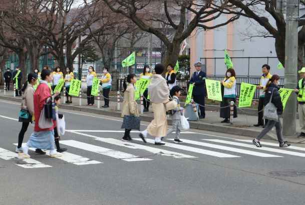 写真：山鼻小学校前交通安全街頭啓発1