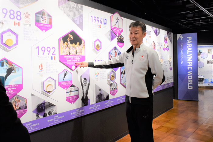 オリンピックの歴史について説明する阿部館長