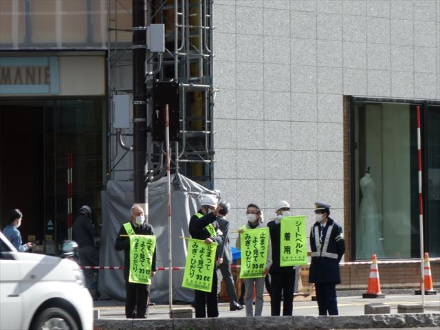 交通安全を呼びかける地域住民の写真