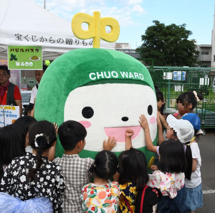 中ウォークんと子どもたちが触れ合っている