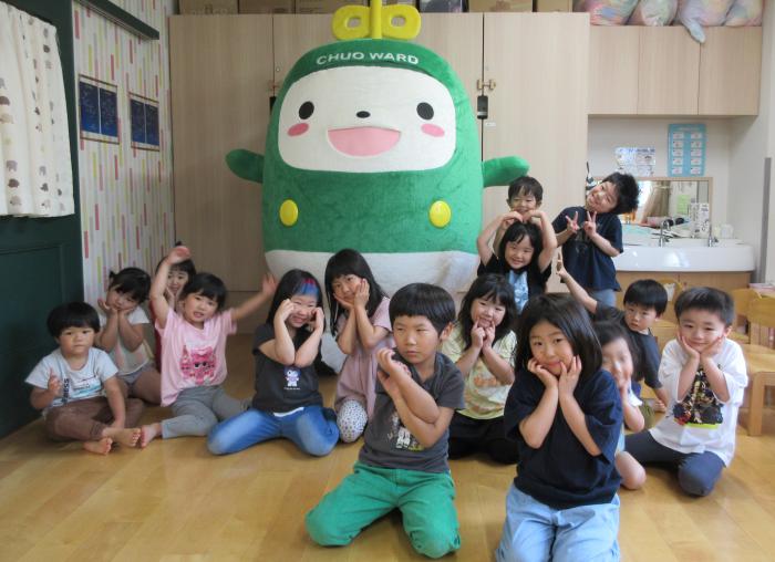 札幌こども保育園の園児と中ウォークん