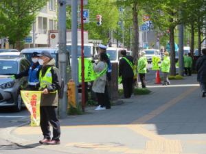 円山地区春の交通安全街頭啓発の様子1