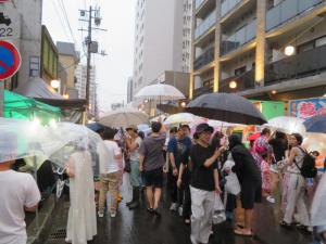 円山夏祭り雨の中のにぎわい