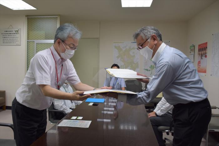 覚書を取り交わす様子（左：中川区長、右：東海林支店長）