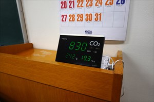 二酸化炭素濃度計を確認しながら随時換気を実施