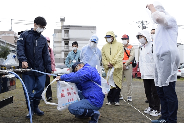 応急給水訓練の様子