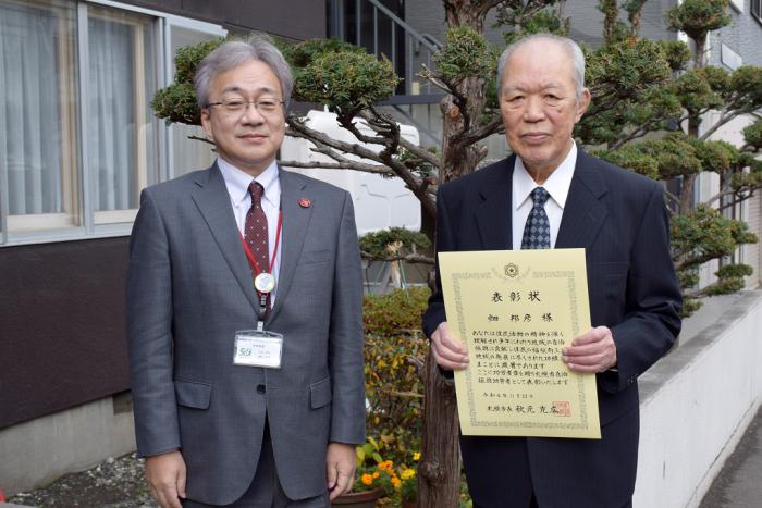 中川中央区長（左）と畑さん