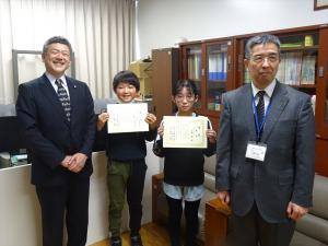 円山小学校での表彰の様子