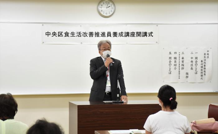 開講式であいさつをする中川区長