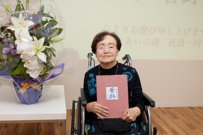 著書を手にする矢向春野さん