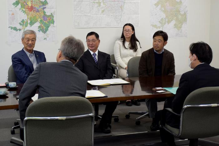 （奥側左から）歓談する藤田副支部長、加藤支部長、事務局の甲斐様、幹事の中島様