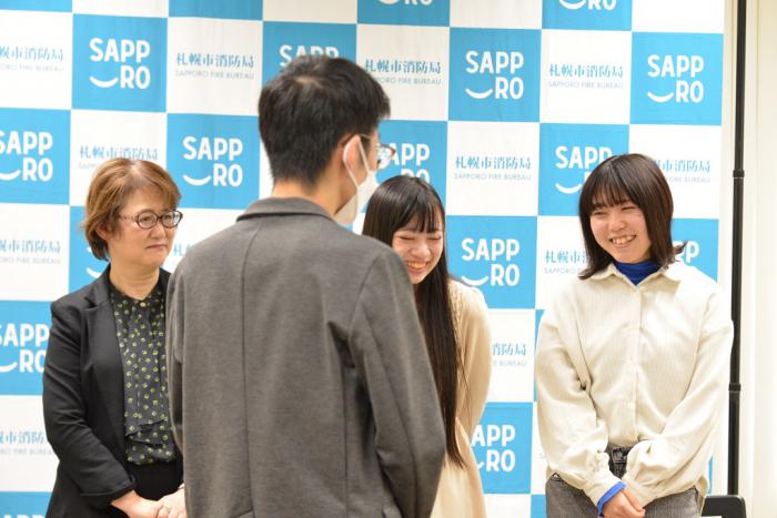 救命された男性（手前）と島田さん、八木さん、小野寺さん