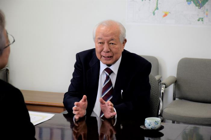 寄付について話す野村会長