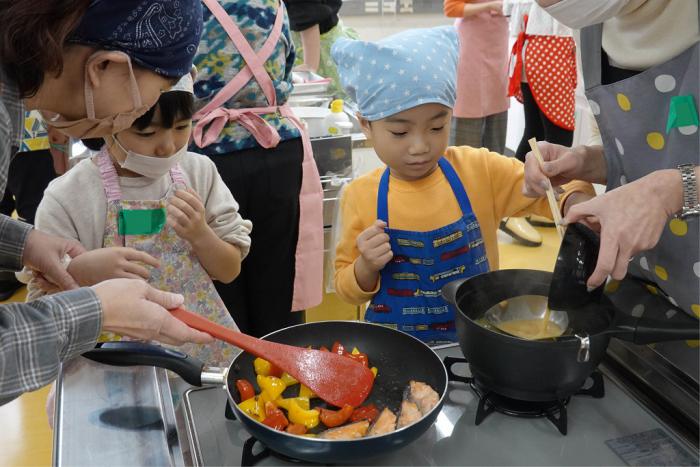 調理する参加者の様子