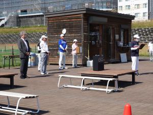 挨拶する芥川会長