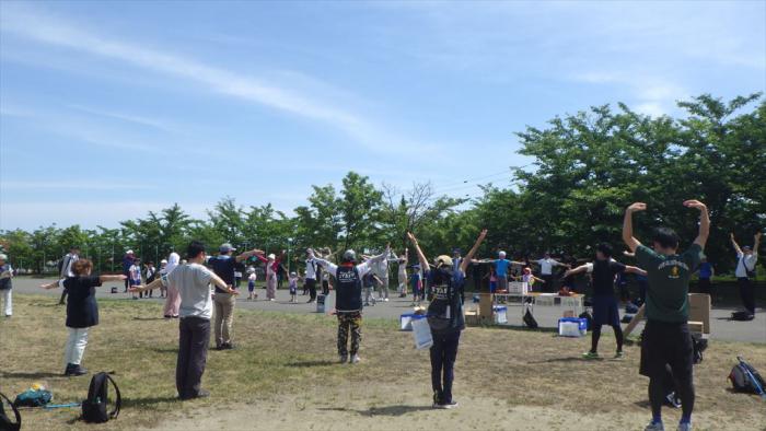 準備運動中の参加者の様子