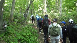 登山中の参加者の様子