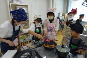 調理中の参加者と中央区食生活改善推進員の様子