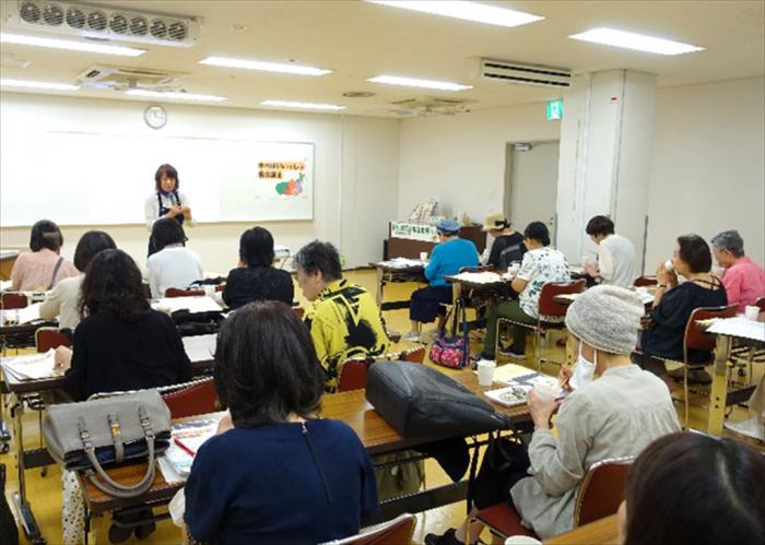 講師の吉川雅子氏と講座を聞いている参加者の様子