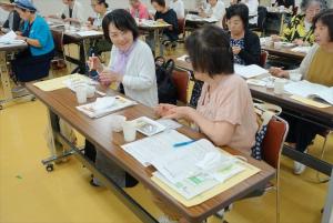 試食を食べている参加者の様子