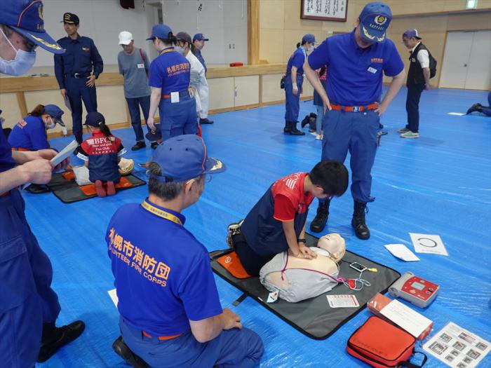 ＡＥＤ（自動体外式除細動器）で心肺蘇生法を学ぶ様子
