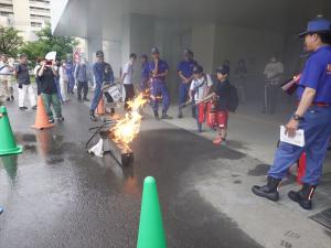 火の消化を体験する様子
