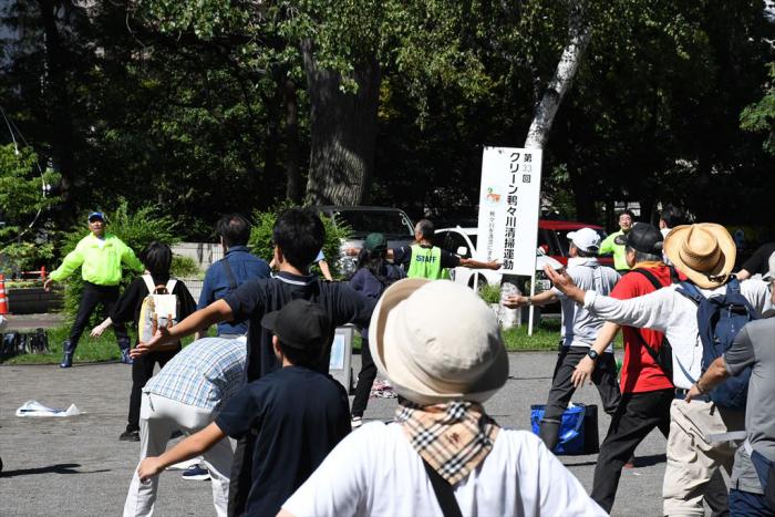 清掃の前にラジオ体操する参加者