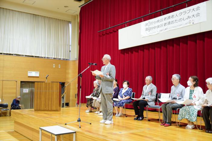 被表彰者を代表してあいさつする岩本さん