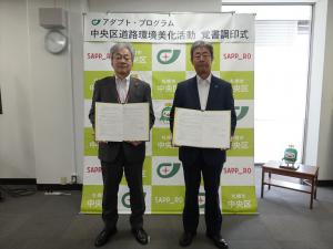 記念撮影の様子（左）中川区長と（右）谷村代表取締役