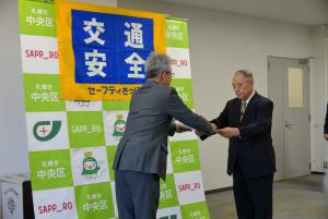 表彰状を佐々木さん（右）へ手渡す中川会長（左）