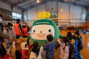 中ウォークんと子どもたち