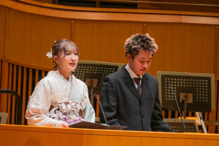 二十歳の決意を述べる長谷川さん（左）、門田さん（右）