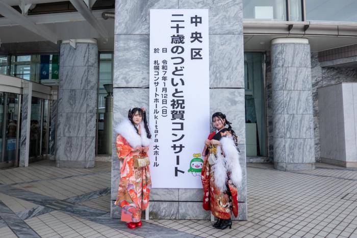 会場前で記念撮影をする参加者