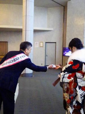 啓発品を参加者へ手渡す中央区明るい選挙推進協会の会員