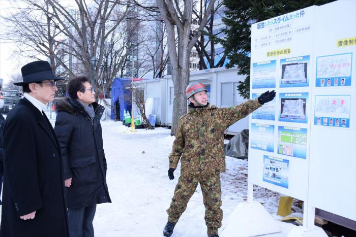 大雪像について説明を受ける