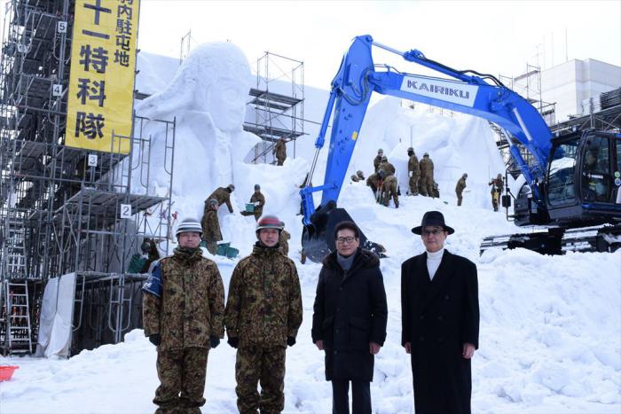 製作中の大雪像をバックに
