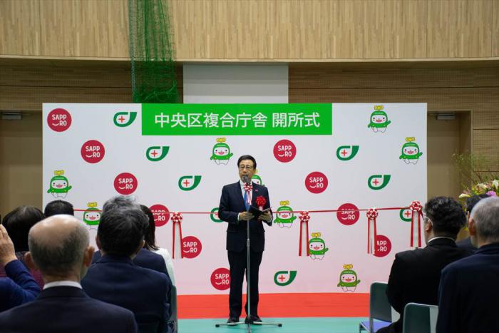 あいさつする秋元市長