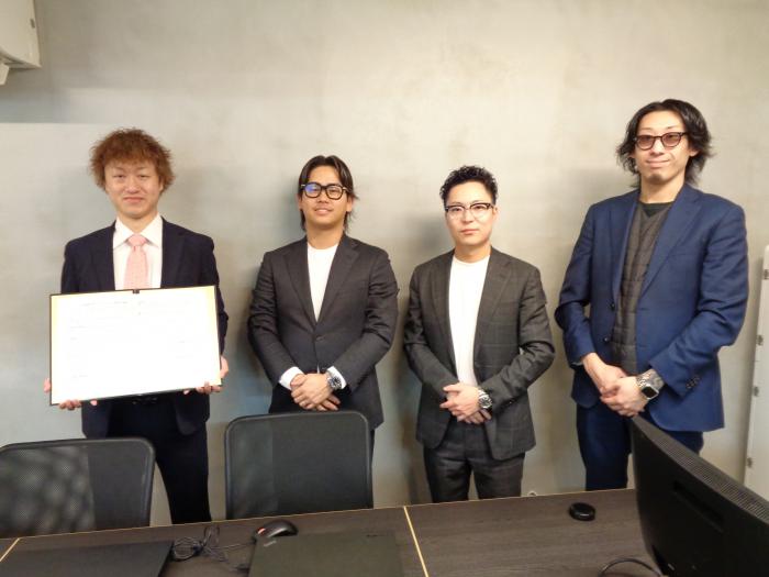 覚書を締結を記念して写真撮影する遠藤代表取締役社長（中央左）と社員の皆さん