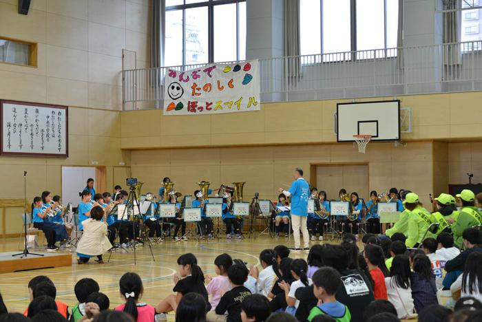 演奏を披露する中央小スクールバンド