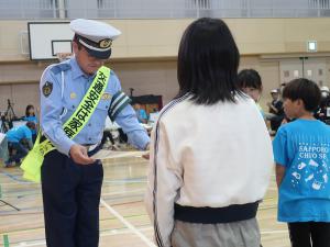 児童から「交通安全宣言」を受け取る中央警察署長