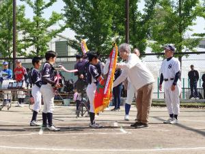 優勝旗を返還する選手