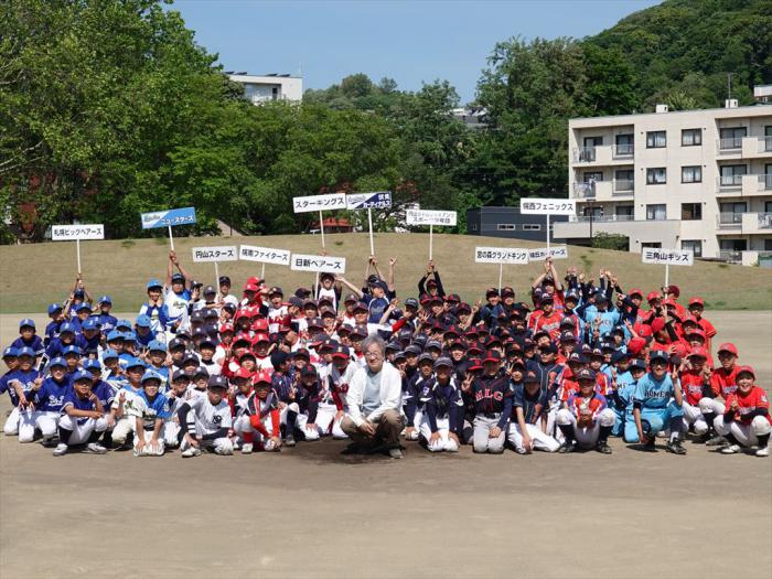 選手と中央区長の集合写真