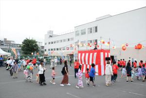 大勢の地域住民が参加した盆踊り