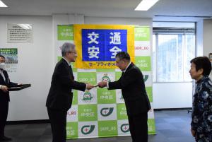 寄付金贈呈（左：中川区長、中央：白川副会長、右：関堂副会長）