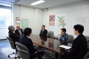 懇談する白川副会長ら