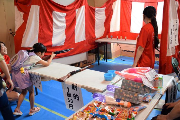 縁日コーナーの射的を楽しむ参加者