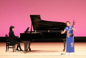 活動発表を行う女性部メンバー（二胡とピアノ演奏）